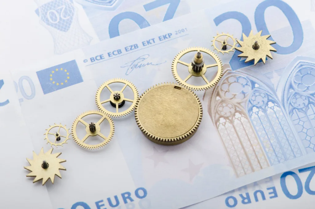 Złote koła zębate na banknocie euro