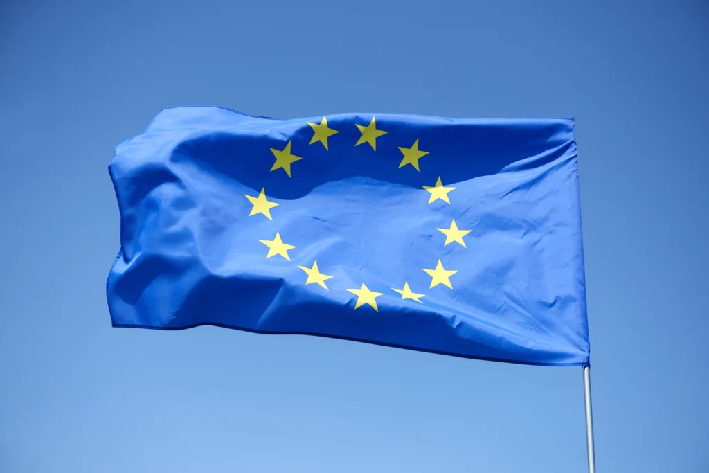 Flaga Unii Europejskiej na tle błękitnego nieba