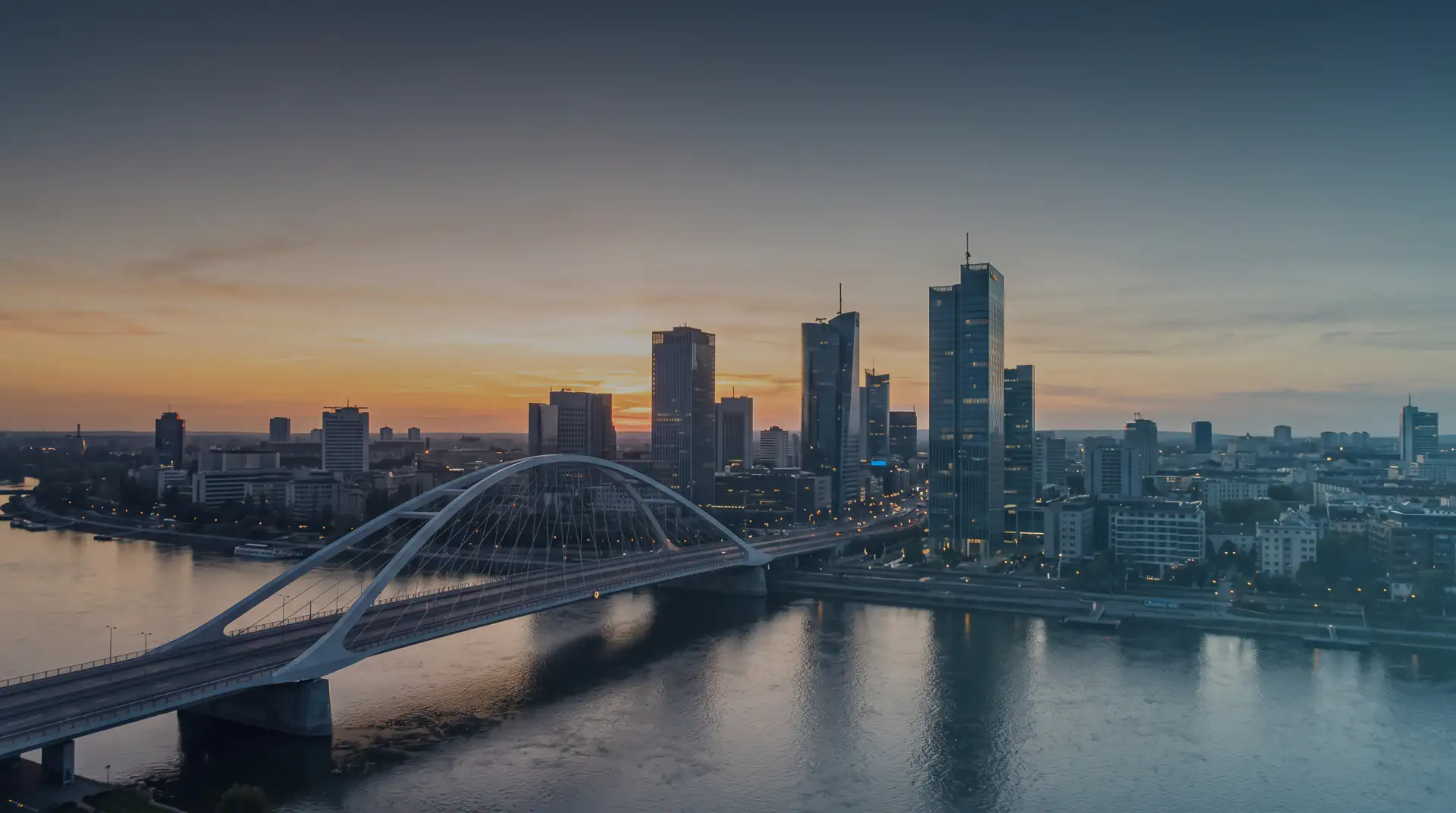 Panorama europejskiego miasta o zachodzie słońca